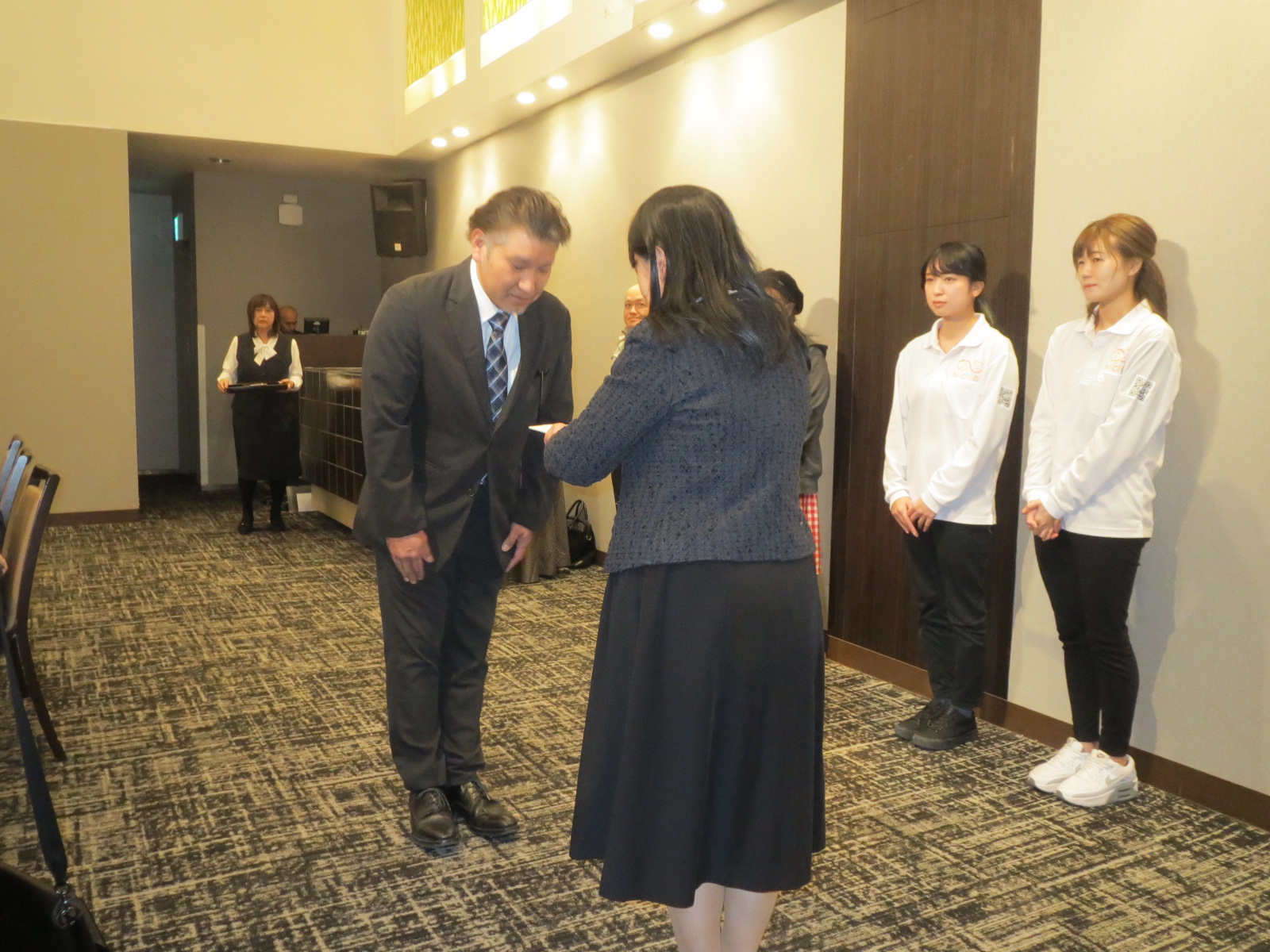 女性部会チャリティーバザー寄付贈呈式