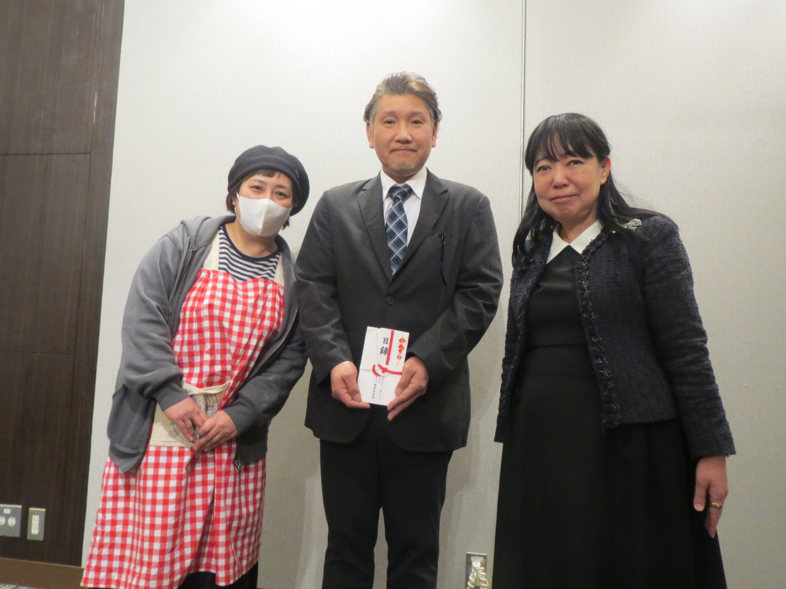 女性部会チャリティーバザー寄付贈呈式